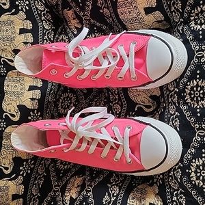 Pink Converse high-tops 💕